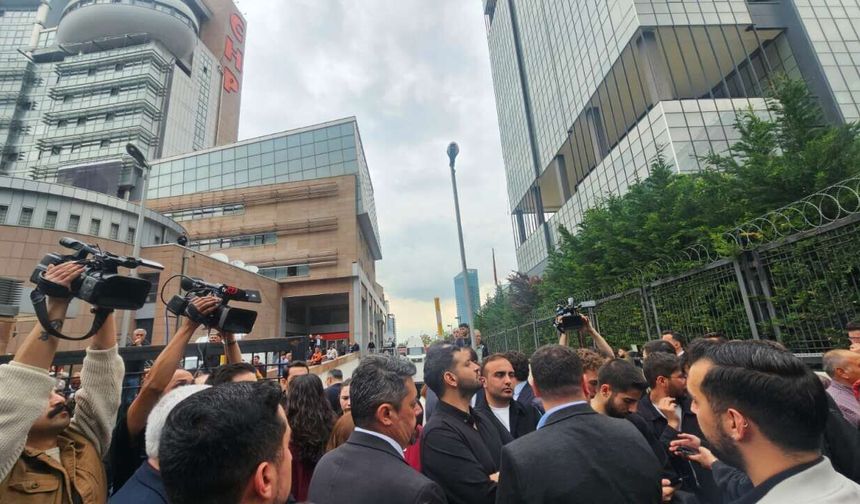 CHP Genel Merkezi'ne icra memurları geldi