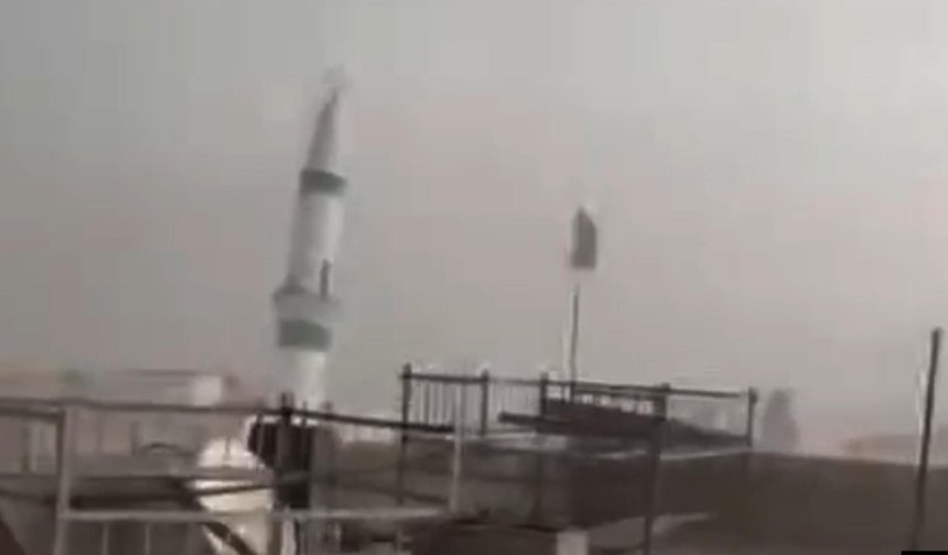 Fırtınada minarenin yıkılma anı kamerada
