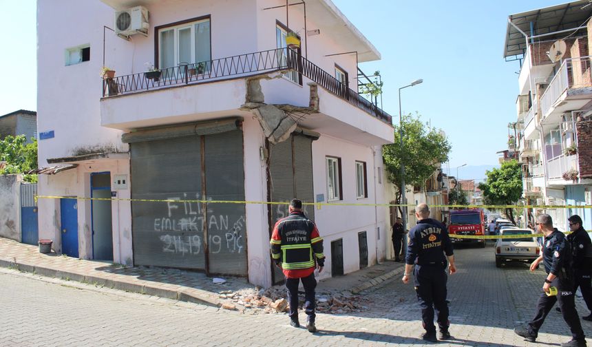 Efeler'de çöken balkondan zemine düşen engelli genç kurtarılamadı