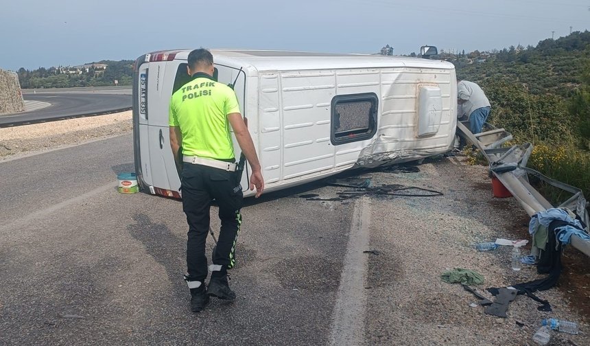 Kuşadası'nda otomobille çarpışan yolcu minibüsü yan yattı: 12 yaralı