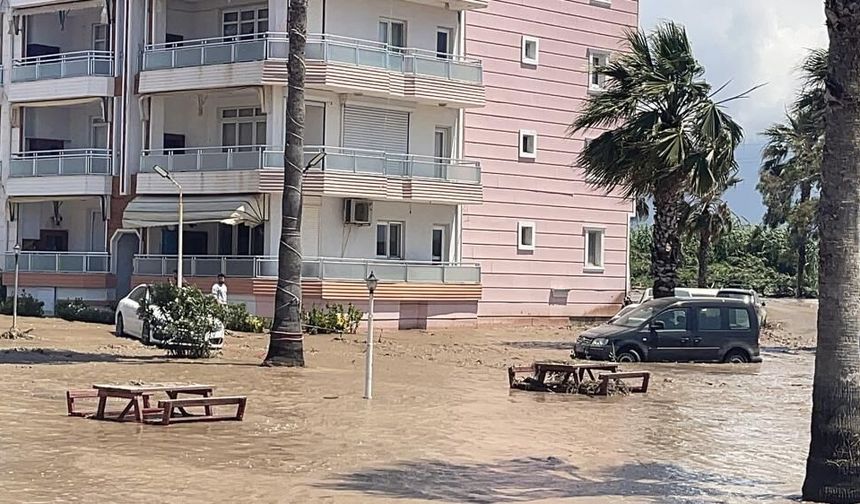 Hatay’da araçlar ve evler sular altında kaldı