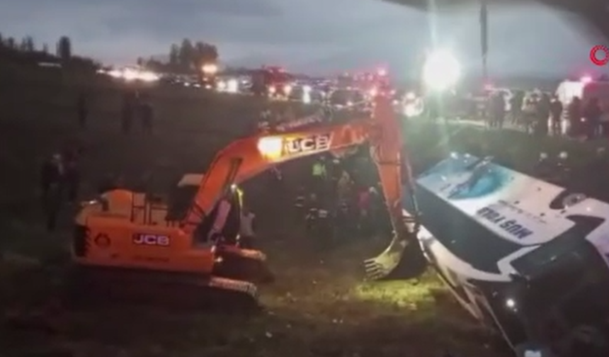 Yolcu otobüsü devrildi: 4 ölü, çok sayıda yaralı
