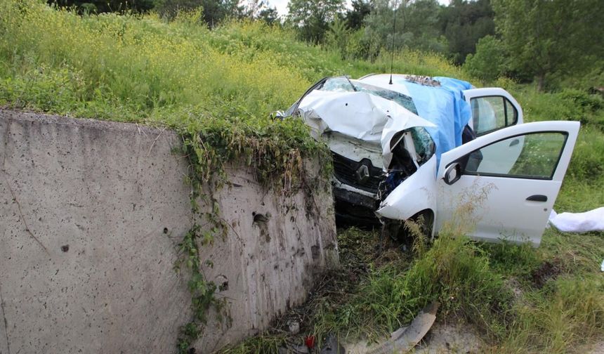 İstinat duvarına çarpan otomobildeki 3 kişi öldü, 1 kişi ağır yaralandı