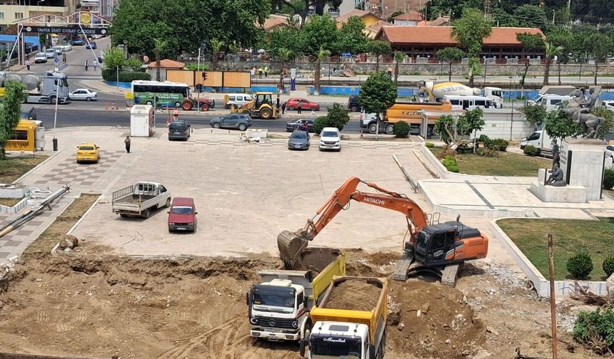 İncirliova’da 40 yıllık meydan için yıkım başladı