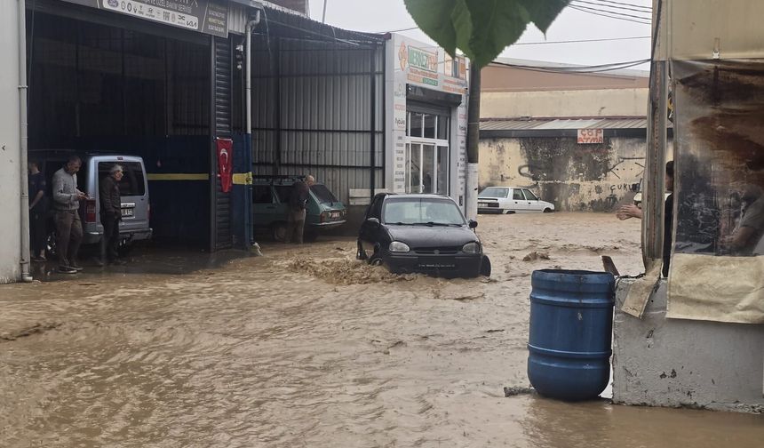 Sağanak Köşk’ü vurdu: Sanayi sitesi sular altında kaldı