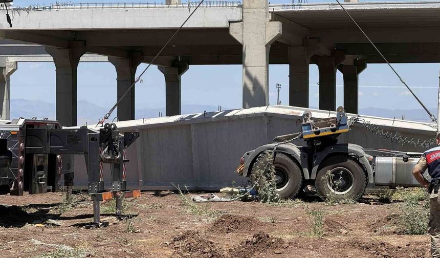 Diyarbakır'da korkunç kaza! 15 tonluk beton blok altında kaldılar