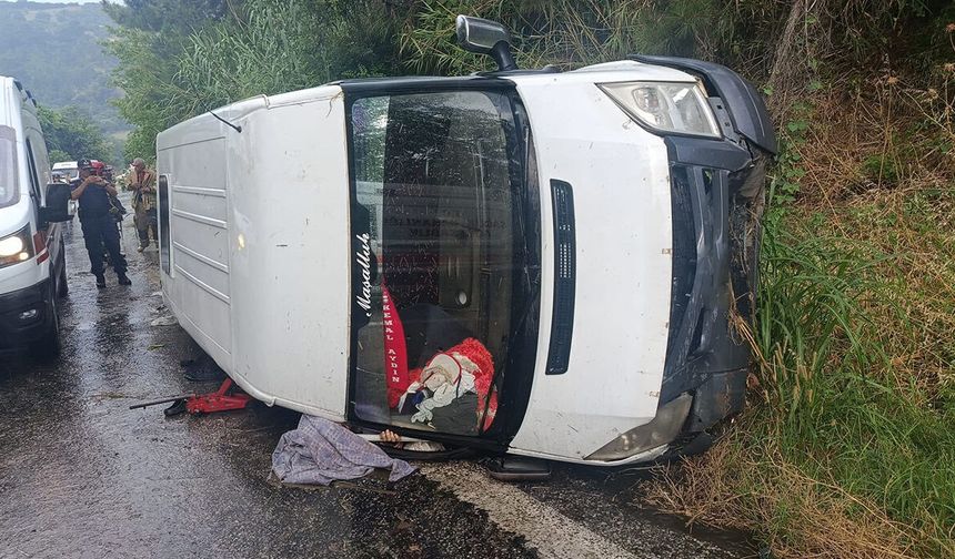 İzmir’de işçi servisi devrildi: 1 ölü, 2’si ağır 10 yaralı