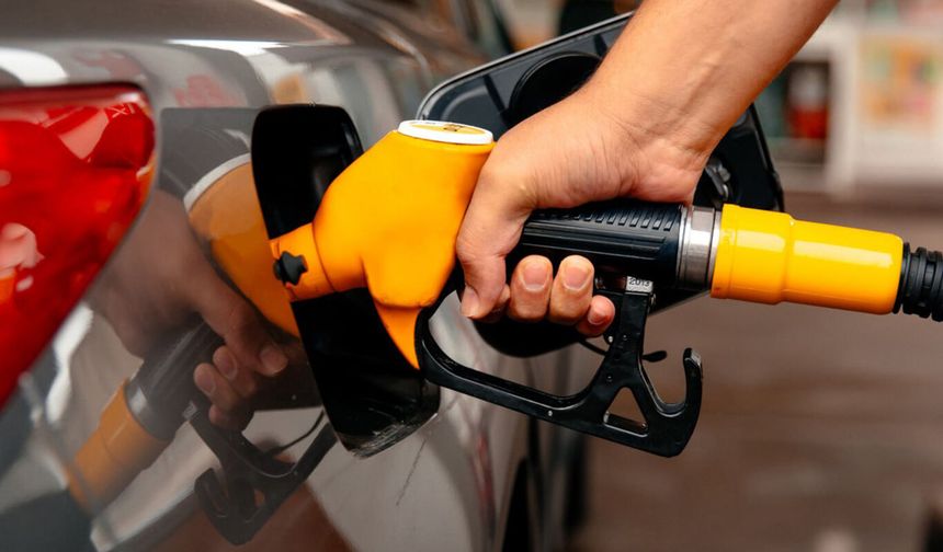 Benzin ve motorine bugün indirim, yarın çifte zam