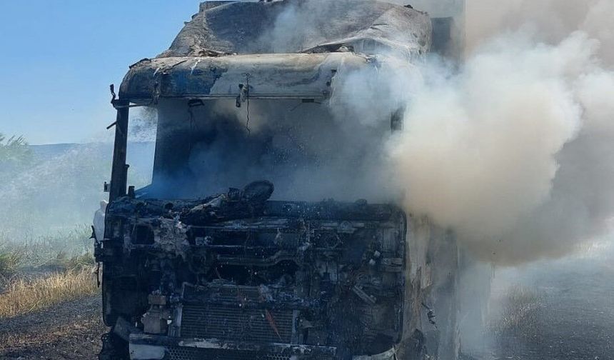 Köşk'te yangın çıkan kamyon ekinlere zarar verdi