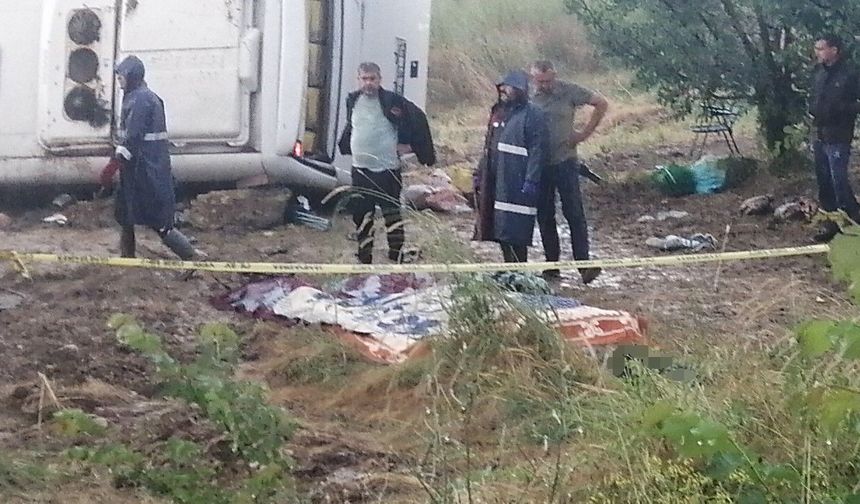 Tur minibüsü şarampole yuvarlandı: 4 ölü, 16 yaralı