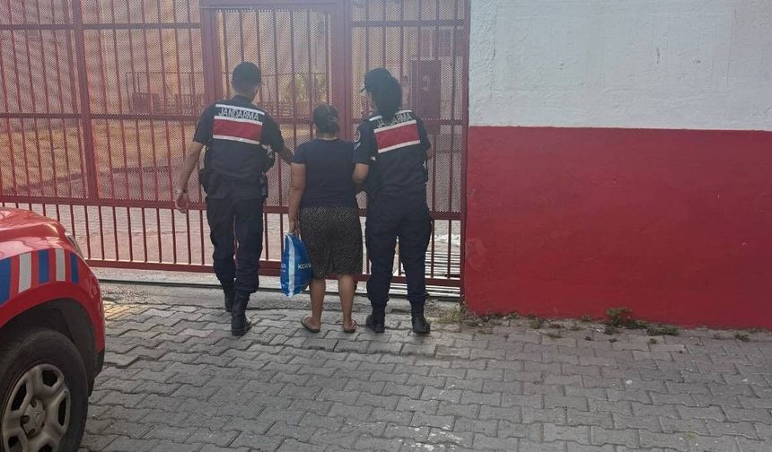 Kuşadası'nda 8 yıl 4 ay hapis cezası ile aranan kadın şahıs yakalandı