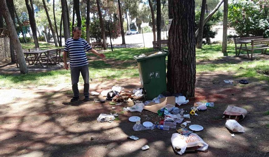 Aydın'daki park bir gecede çöplüğe döndü