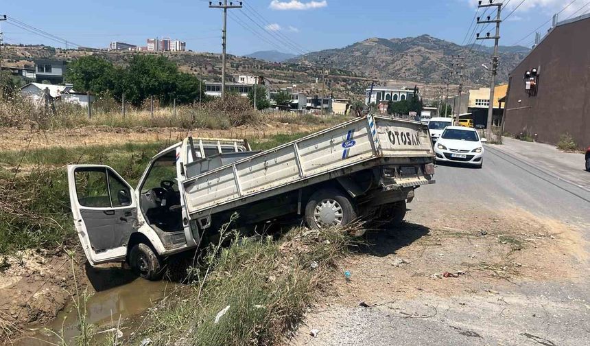 Efeler'de direksiyon hakimiyetini kaybedince kanala uçtu
