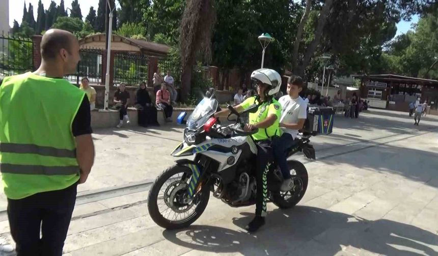 Efeler'de kimliği kaybolan genç, sınava son anda yetişti