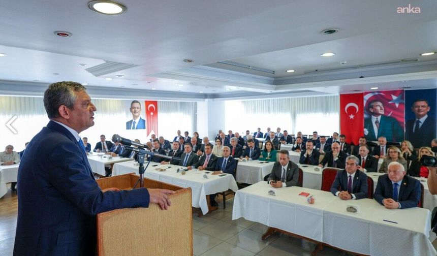 Özgür Özel,  oy birliğiyle YENİ Parti’nin genel başkanı seçildi