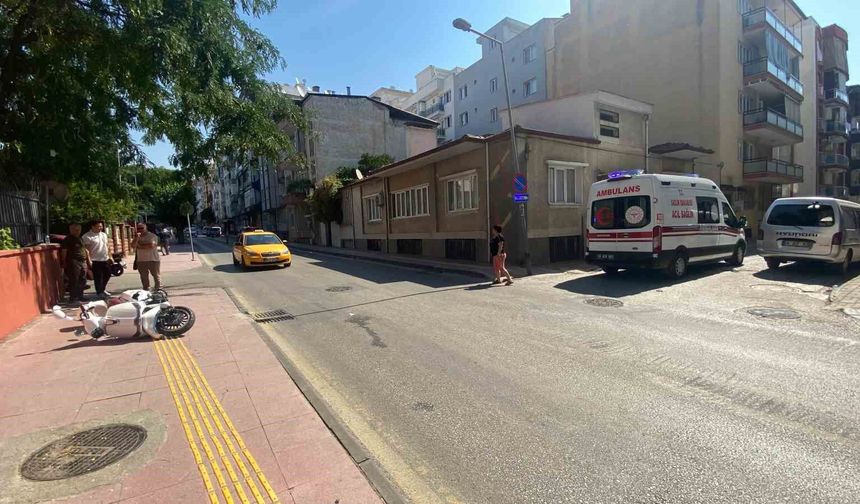 Otomobilin çarptığı motosiklet kaldırıma çıktı: 1 yaralı