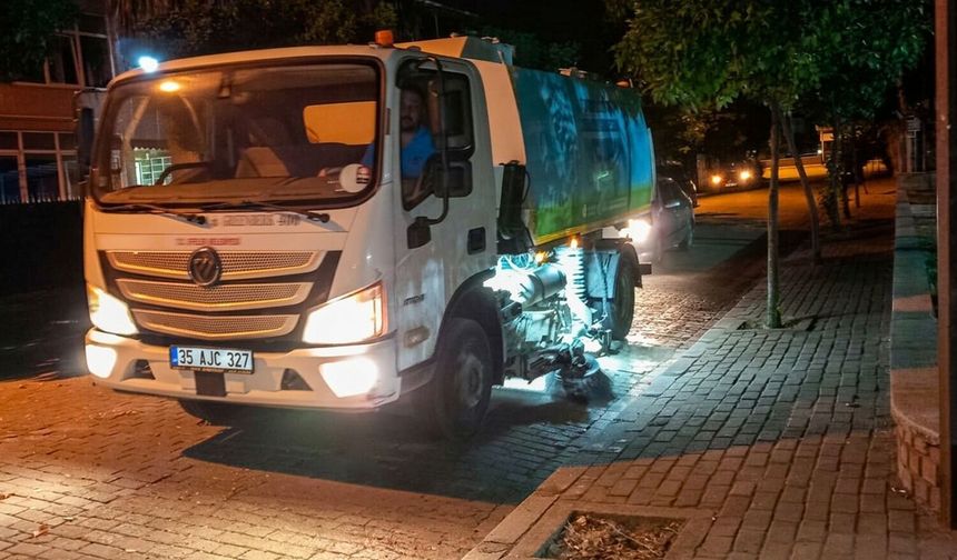 Efeler'de gece temizlik mesaisi