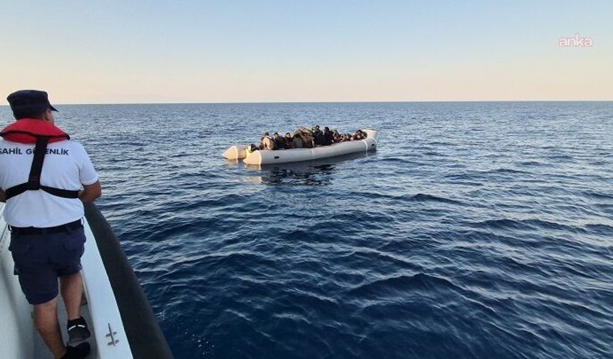 İzmir açıklarında 69 düzensiz göçmen yakalandı