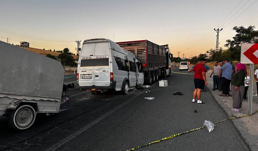 Mevsimlik tarım işçilerini taşıyan minibüs tıra çarptı: 3'ü ağır 18 yaralı