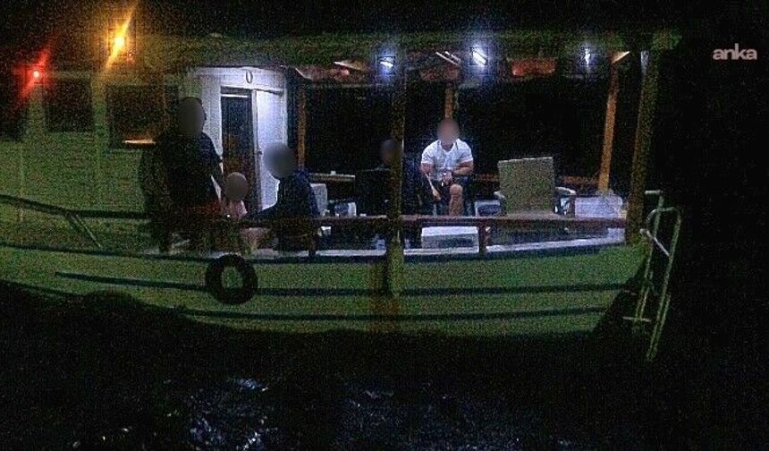 İzmir açıklarında 25 düzensiz göçmen yakalanırken, denizde mahsur kalan 4 balıkçı kurtarıldı