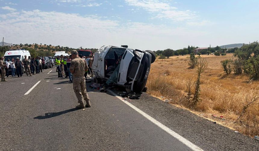 Diyarbakır’da devrilen minibüsteki 5 kişi öldü, 11 kişi yaralandı