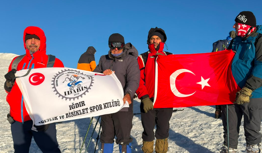 Iğdırlı dağcılardan Ağrı Dağı’na "Zafer" tırmanışı