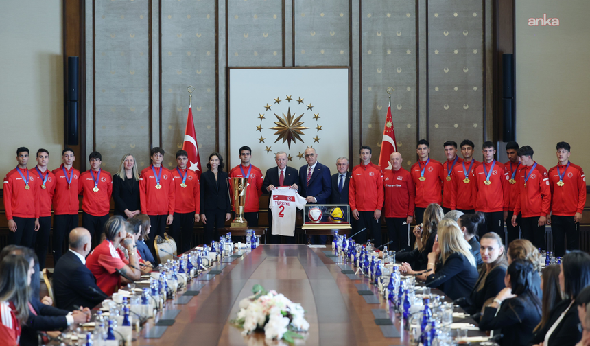 Cumhurbaşkanı Erdoğan, Avrupa Şampiyonu olan A Milli Kadın Voleybol Takımı'nı kabul etti