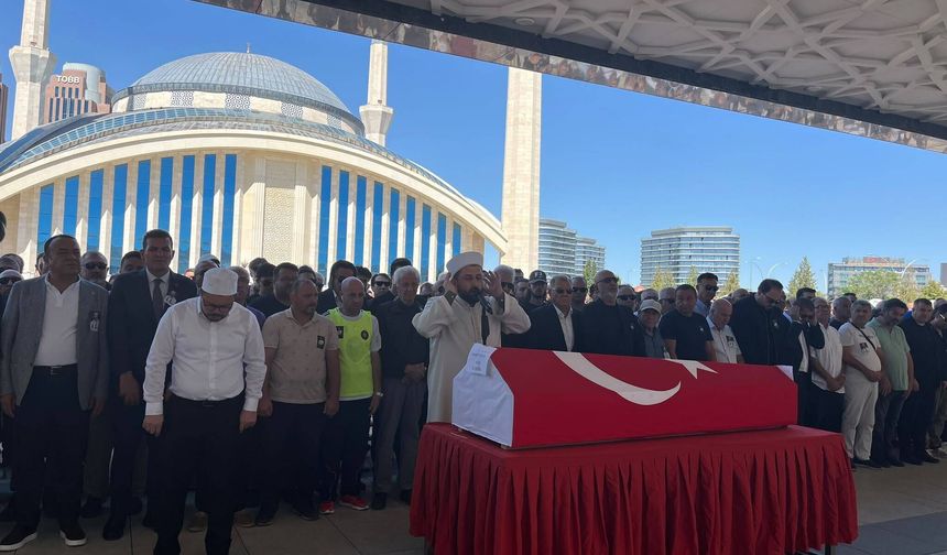 Oyuncu Serhat Kılıç, Karşıyaka Mezarlığı'nda toprağa verildi