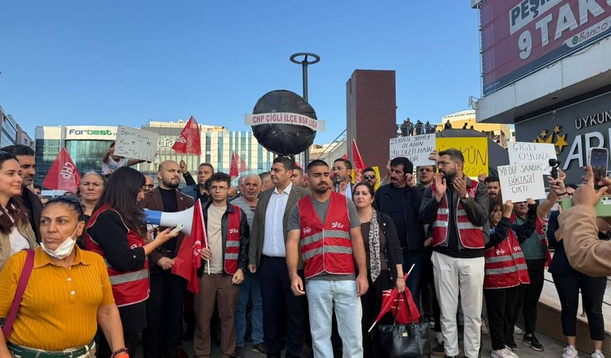 AK Parti'ye geçen Çiğli Belediye Başkanı Yıldız'a CHP'den siyah çelenkli protesto