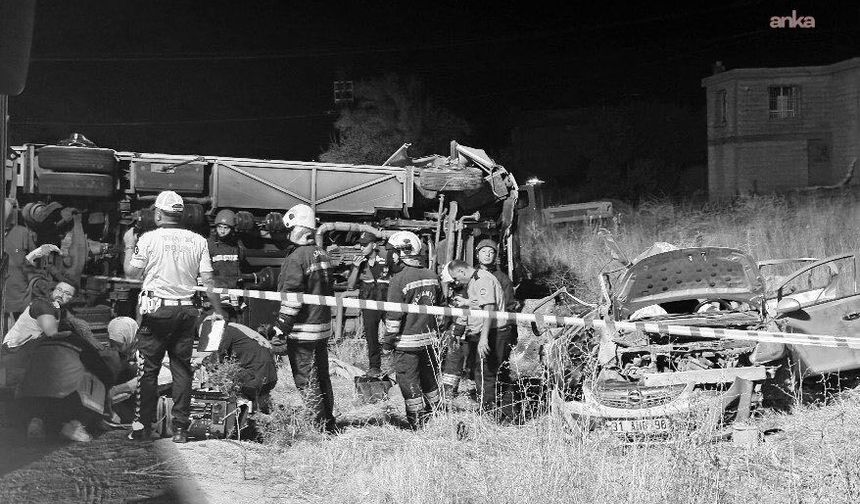 Gaziantep’te midibüs ile otomobil çarpıştı: 7 kişi hayatını kaybetti