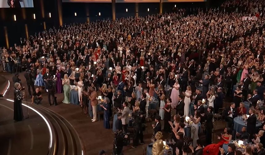 Emmy gecesine Matthew Rhys damgası: Bir gecede iki ödül aldı