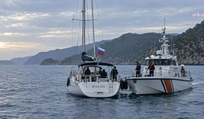 Tekneyle yurt dışına kaçmaya çalışan 9 FETÖ şüphelisi ve kaptan adliyeye sevk edildi