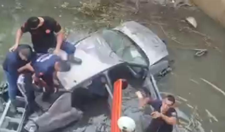 Karacasu’da otomobil bariyerleri aşıp baraj kanalına uçtu: 2 yaralı