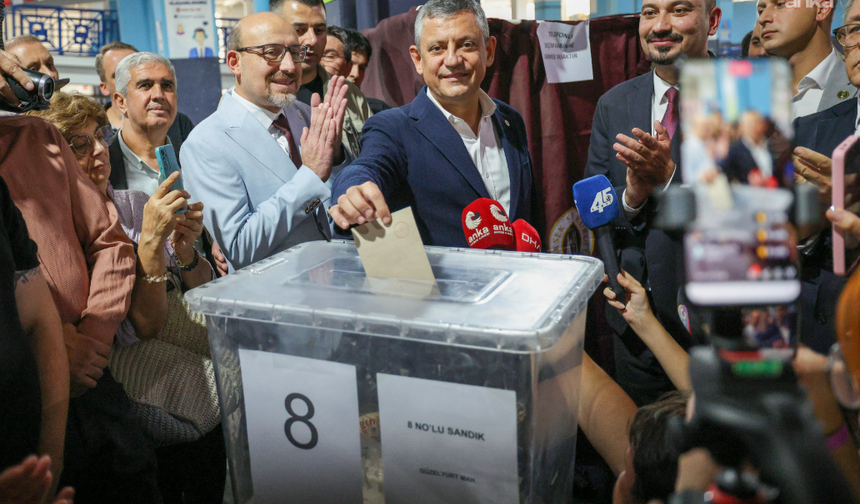 YENİ Parti Lideri Özel, Yunusemre'de ilçe başkanlığı için yapılan ön seçimde oy kullandı