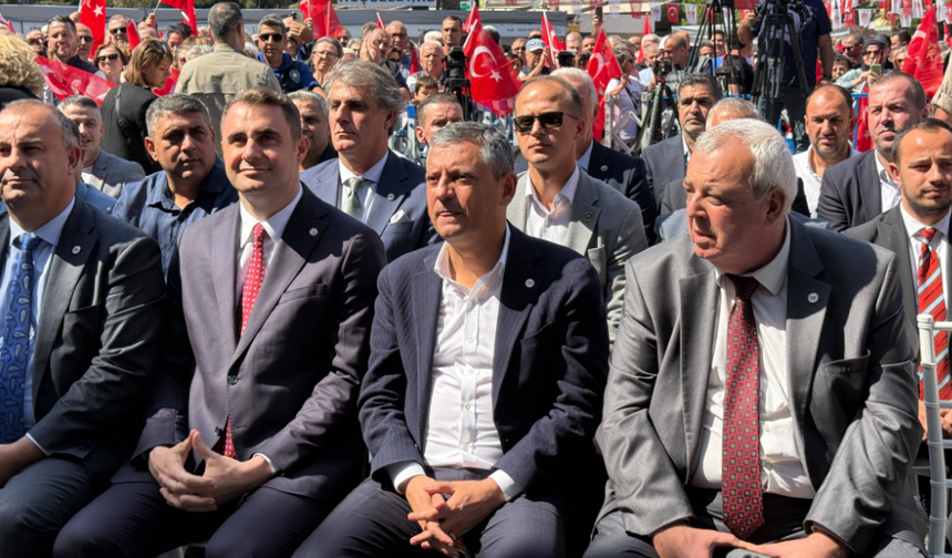 Özgür Özel İzmir'de: "Bu iktidarın son umudu sizin umutsuzluğunuzdur"