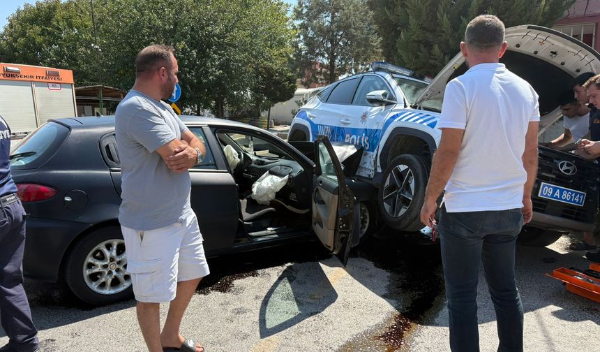 Polis ekibi otomobille çarpıştı: 2 yaralı