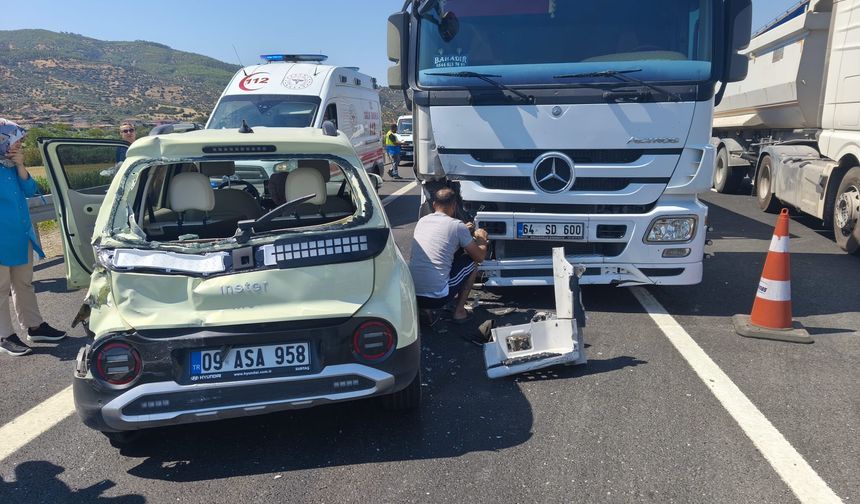 Kuyucak’ta tır otomobile çarptı: 3 yaralı