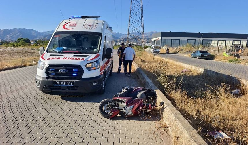 Nazilli'de orta refüje yuvarlanan motosikletin sürücüsü yaralandı