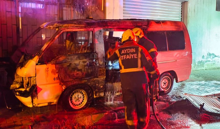Nazilli’de minibüs yandı! Yangın yanındaki araca sıçradı