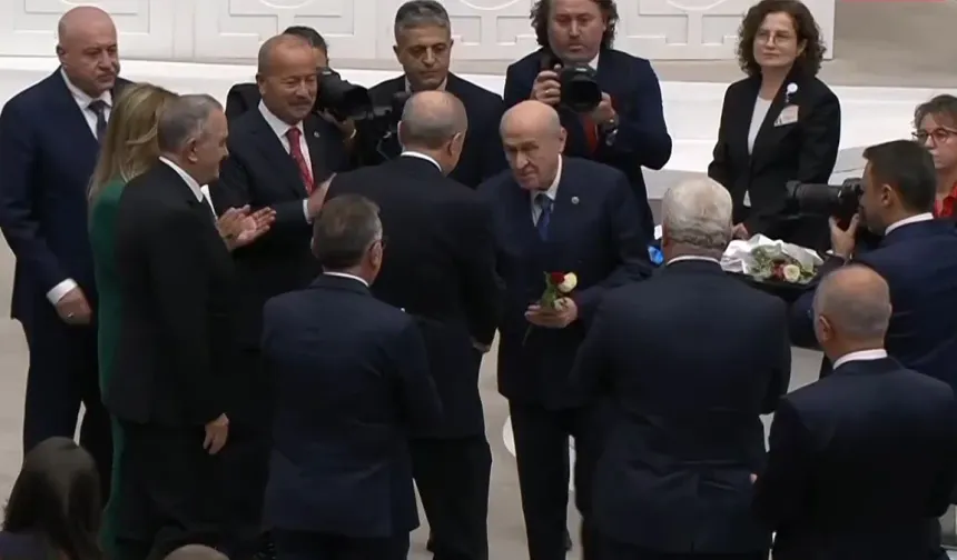 Cumhur İttifakı’ndan TBMM’de dikkat çeken mesaj: Erdoğan teşekkür etti, Bahçeli kırmızı-beyaz güller sundu