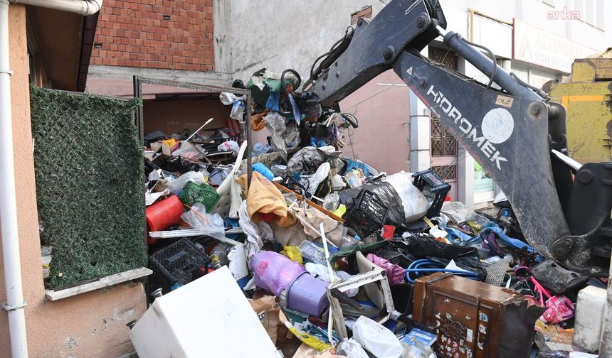 Kötü koku ihbarı üzerine girilen evden 20 kamyon çöp çıkarıldı