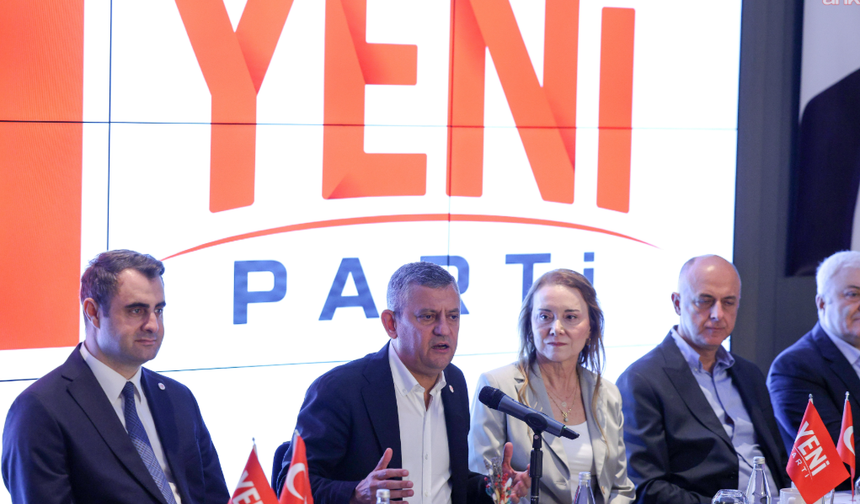 Özgür Özel, İzmir'de parti yöneticileri ve belediye başkanlarıyla buluştu