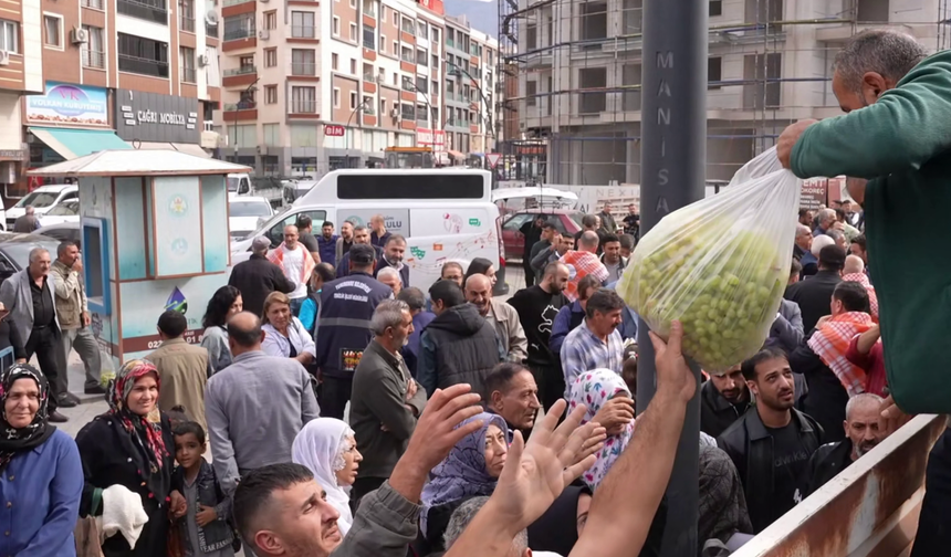 Manisa’da üzüm isyanı: 1 tır üzüm dağıtıldı!