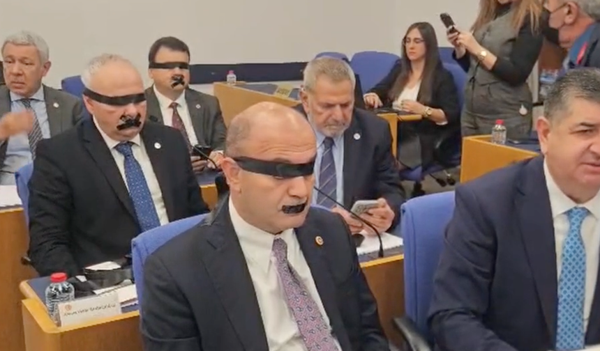 Halk TV protestosu: YENİ Parti milletvekilleri siyah kurdelelerle gözlerini ve ağızlarını kapattılar