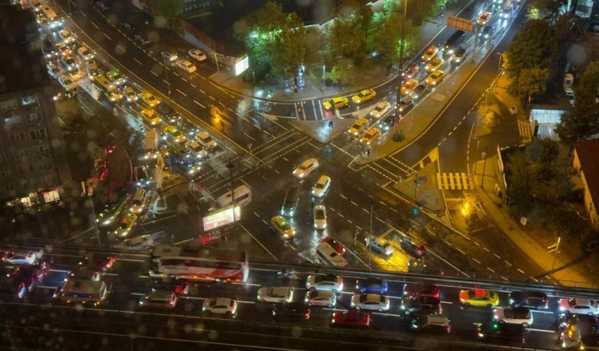Fatih'te bir çocuk parkta su birikintisinde elektrik akımına kapılarak öldü