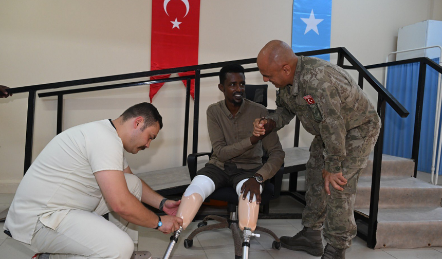 MSB’den Somalili 5 gaziye protez bacak desteği