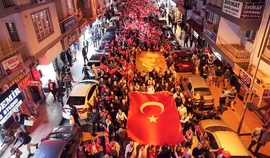 Efeler'de Cumhuriyet Yürüyüşü'ne binler akın etti