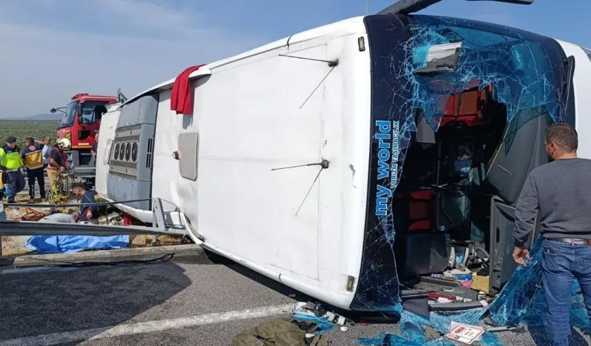 OTOYOLDA CAN PAZARI! TIR İLE YOLCU OTOBÜSÜ ÇARPIŞTI: 4 ÖLÜ, ÇOK SAYIDA YARALI VAR!