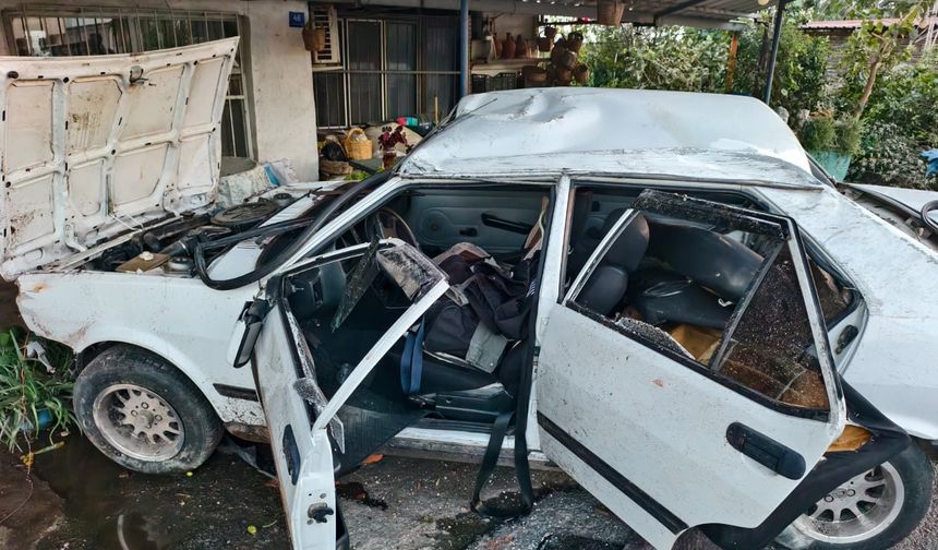 Aydın'da kontrolden çıkan otomobil sergiye çarparak takla attı: 2 kişi yaralandı