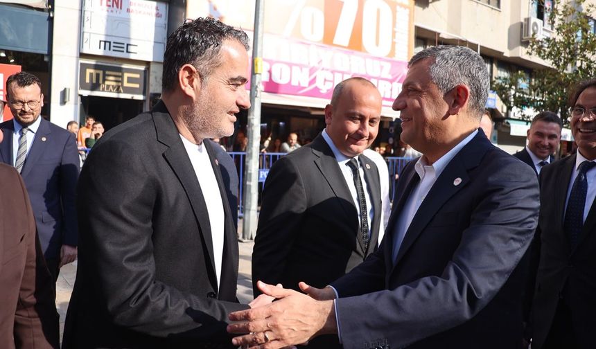 Özgür Başkan Özgür'ü yanında ayırmıyor